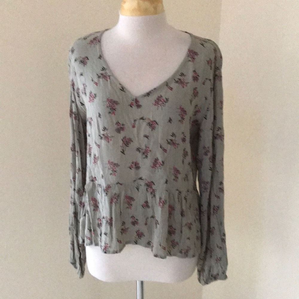 NWT! Sim & Sam XL sage green floral high low ruffled top.